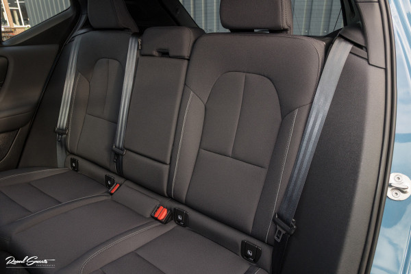 Volvo XC40 Recharge Ultimate 70 kWh | Zwenkbare trekhaak | Panorama dak | Adaptieve cruise | Harman Kardon | Blis |