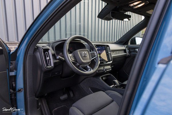 Volvo XC40 Recharge Ultimate 70 kWh | Zwenkbare trekhaak | Panorama dak | Adaptieve cruise | Harman Kardon | Blis |