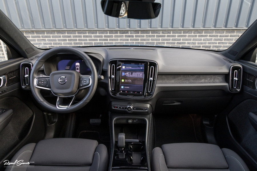 Volvo XC40 Recharge Ultimate 70 kWh | Zwenkbare trekhaak | Panorama dak | Adaptieve cruise | Harman Kardon | Blis |