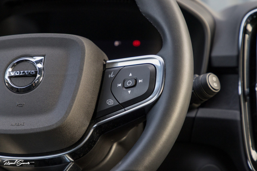 Volvo XC40 Recharge Ultimate 70 kWh | Zwenkbare trekhaak | Panorama dak | Adaptieve cruise | Harman Kardon | Blis |