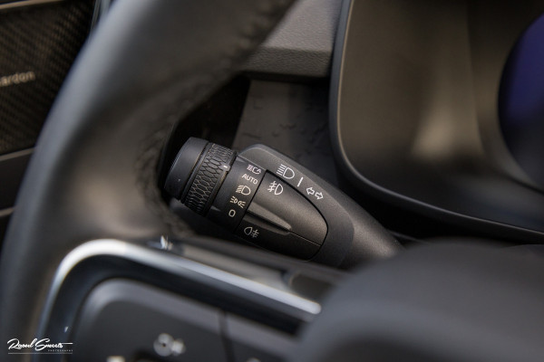 Volvo XC40 Recharge Ultimate 70 kWh | Zwenkbare trekhaak | Panorama dak | Adaptieve cruise | Harman Kardon | Blis |