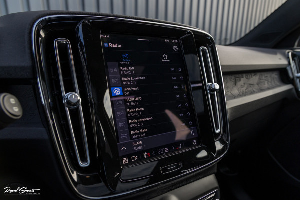 Volvo XC40 Recharge Ultimate 70 kWh | Zwenkbare trekhaak | Panorama dak | Adaptieve cruise | Harman Kardon | Blis |