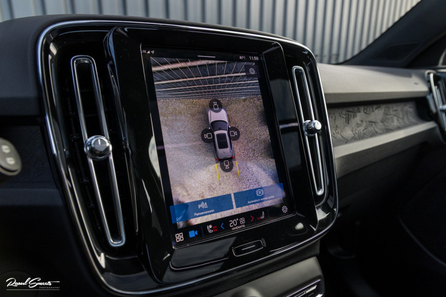 Volvo XC40 Recharge Ultimate 70 kWh | Zwenkbare trekhaak | Panorama dak | Adaptieve cruise | Harman Kardon | Blis |