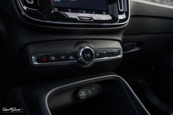 Volvo XC40 Recharge Ultimate 70 kWh | Zwenkbare trekhaak | Panorama dak | Adaptieve cruise | Harman Kardon | Blis |