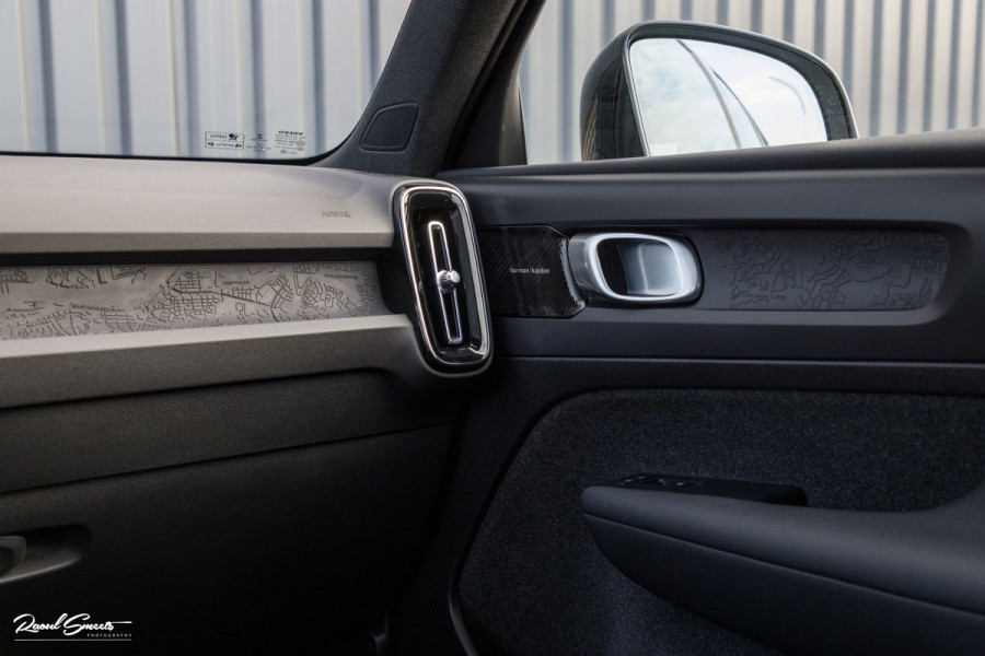 Volvo XC40 Recharge Ultimate 70 kWh | Zwenkbare trekhaak | Panorama dak | Adaptieve cruise | Harman Kardon | Blis |