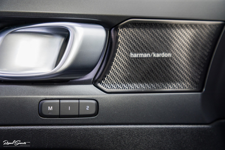 Volvo XC40 Recharge Ultimate 70 kWh | Zwenkbare trekhaak | Panorama dak | Adaptieve cruise | Harman Kardon | Blis |