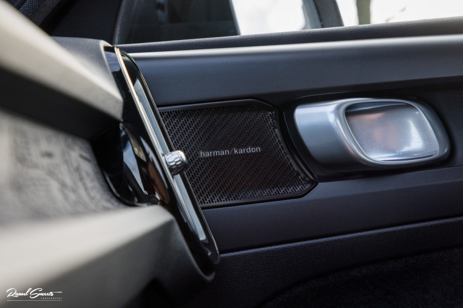 Volvo XC40 Recharge Ultimate 70 kWh | Zwenkbare trekhaak | Panorama dak | Adaptieve cruise | Harman Kardon | Blis |