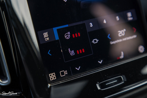 Volvo XC40 Recharge Ultimate 70 kWh | Zwenkbare trekhaak | Panorama dak | Adaptieve cruise | Harman Kardon | Blis |