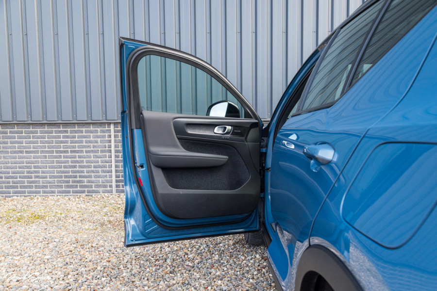 Volvo XC40 Recharge Ultimate 70 kWh | Zwenkbare trekhaak | Panorama dak | Adaptieve cruise | Harman Kardon | Blis |