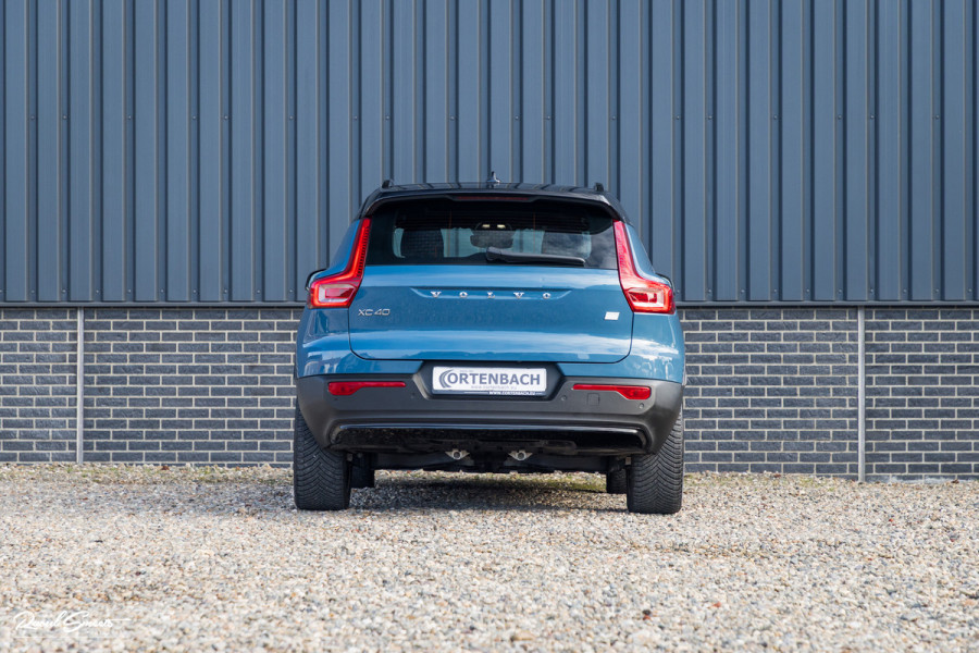Volvo XC40 Recharge Ultimate 70 kWh | Zwenkbare trekhaak | Panorama dak | Adaptieve cruise | Harman Kardon | Blis |