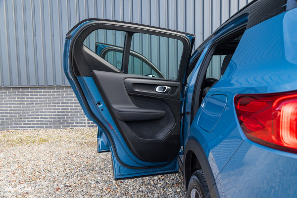 Volvo XC40 Recharge Ultimate 70 kWh | Zwenkbare trekhaak | Panorama dak | Adaptieve cruise | Harman Kardon | Blis |