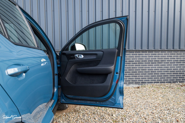 Volvo XC40 Recharge Ultimate 70 kWh | Zwenkbare trekhaak | Panorama dak | Adaptieve cruise | Harman Kardon | Blis |