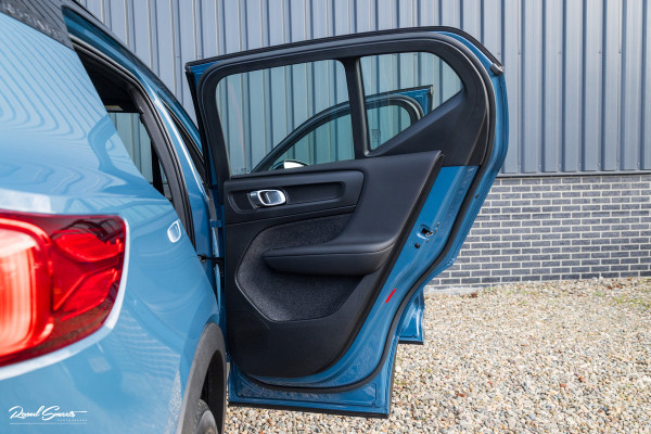 Volvo XC40 Recharge Ultimate 70 kWh | Zwenkbare trekhaak | Panorama dak | Adaptieve cruise | Harman Kardon | Blis |