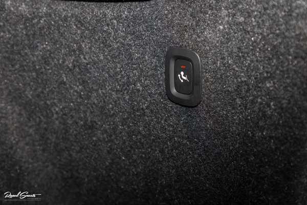 Volvo XC40 Recharge Ultimate 70 kWh | Zwenkbare trekhaak | Panorama dak | Adaptieve cruise | Harman Kardon | Blis |