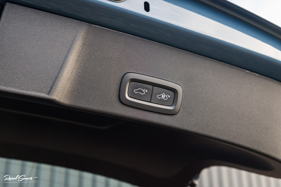 Volvo XC40 Recharge Ultimate 70 kWh | Zwenkbare trekhaak | Panorama dak | Adaptieve cruise | Harman Kardon | Blis |