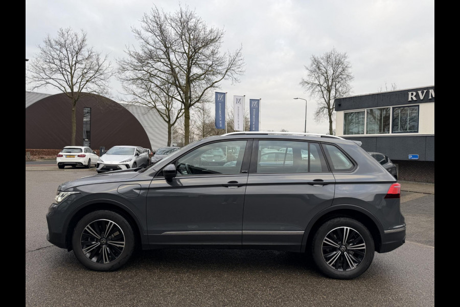 Volkswagen Tiguan 1.4 TSI eHybrid Active PHEV 245PK COMPLEET!| HUD HEAD-UP DISPLAY | PANODAK | ELEKTRISCHE TREKHAAK | 360 CAMERA | VIRTUAL DISPLAY |WINTERPACK STUUR + STOELVERWARMING | DEALER ONDERHOUDEN |
