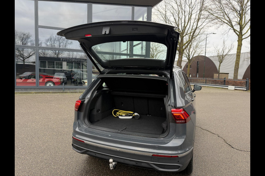 Volkswagen Tiguan 1.4 TSI eHybrid Active PHEV 245PK COMPLEET!| HUD HEAD-UP DISPLAY | PANODAK | ELEKTRISCHE TREKHAAK | 360 CAMERA | VIRTUAL DISPLAY |WINTERPACK STUUR + STOELVERWARMING | DEALER ONDERHOUDEN |
