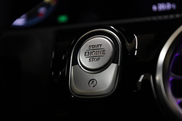 Mercedes-Benz A-Klasse 200 AMG-LINE NAP/PANO/HUD/STOELV/CARPLAY/ACC/BOMVOL