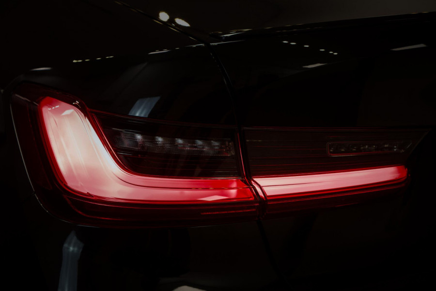 BMW 3-serie 330i High Executive M-Sport|Schuifdak|Laser|Elektr.Stoelen|