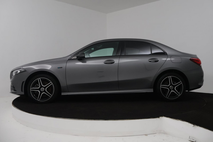 Mercedes-Benz A-Klasse 250 e Business Solution AMG Limited (SFEERVERLICHTING, STOELVERWARMING, ACHTERUITRIJCAMERA, SENSOREN)