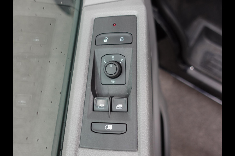 Volkswagen Transporter 2.0 150PK L2H1 Highline Automaat Dubbele Cabine Airco  Navi Parkeersensoren Camera Trekhaak Carplay
