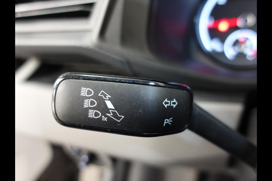 Volkswagen Transporter 2.0 150PK L2H1 Highline Automaat Dubbele Cabine Airco  Navi Parkeersensoren Camera Trekhaak Carplay