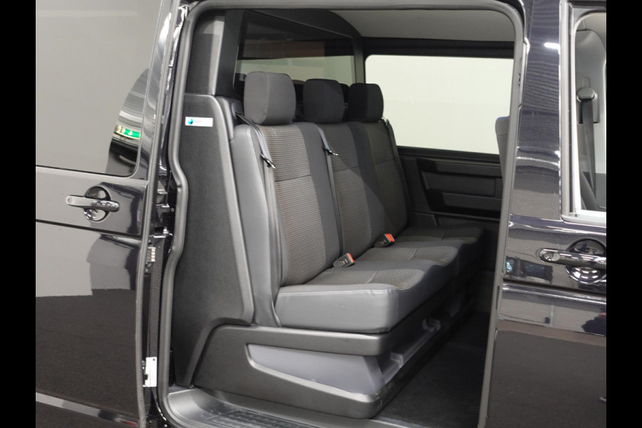 Volkswagen Transporter 2.0 150PK L2H1 Highline Automaat Dubbele Cabine Airco  Navi Parkeersensoren Camera Trekhaak Carplay