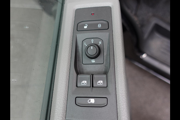 Volkswagen Transporter 2.0 150PK L2H1 Highline Automaat Dubbele Cabine Airco  Navi Parkeersensoren Camera Trekhaak Carplay