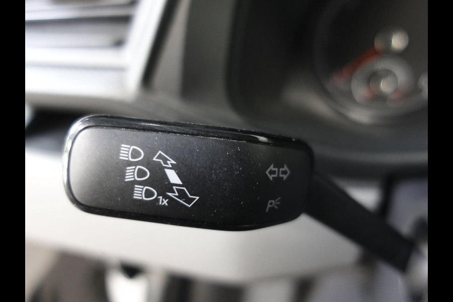 Volkswagen Transporter 2.0 150PK L2H1 Highline Automaat Dubbele Cabine Airco  Navi Parkeersensoren Camera Trekhaak Carplay