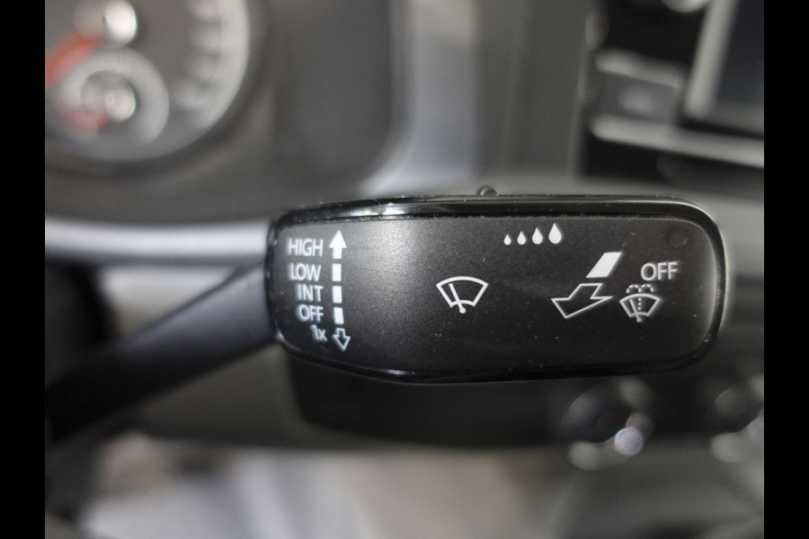 Volkswagen Transporter 2.0 150PK L2H1 Highline Automaat Dubbele Cabine Airco  Navi Parkeersensoren Camera Trekhaak Carplay