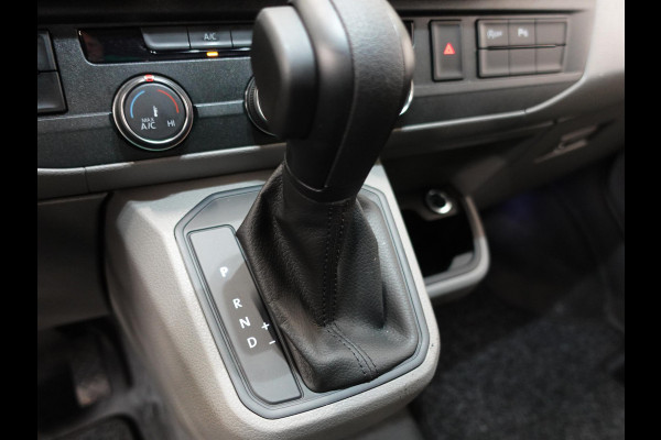 Volkswagen Transporter 2.0 150PK L2H1 Highline Automaat Dubbele Cabine Airco  Navi Parkeersensoren Camera Trekhaak Carplay