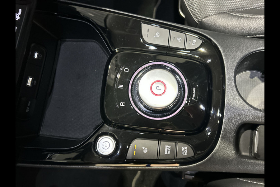Kia e-Soul DynamicPlusLine 64 kWh Parkeercamera | Navigatie | Panoramadak Soh (batterijcheck) Waarde 97,7 %