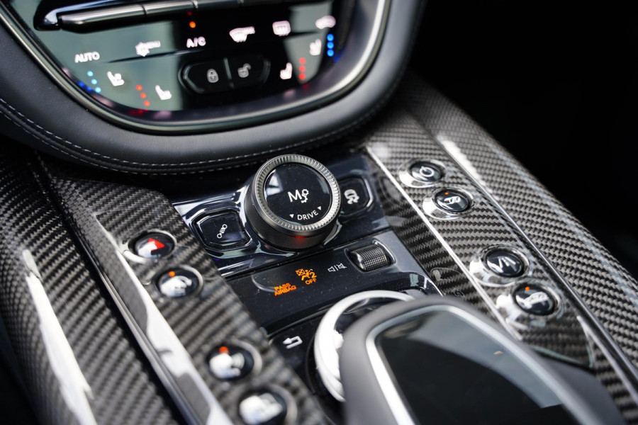 Aston Martin Dbx 4.0 V8 707 / Carbon / Elek. Trekhaak