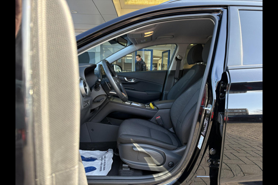 Hyundai KONA ELECTRIC Comfort 64 kWh | Stoelverwarming | Camera |  Audio-navigatiesysteem | Automatische airconditioning