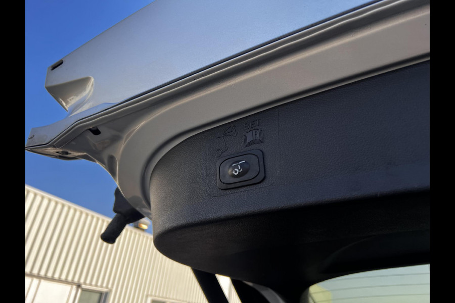 Ford Kuga 1.5 EcoBoost Titanium | 150 pk | Verwarmde voorstoelen | Trekhaak uitklapbaar | Sony audio installatie |