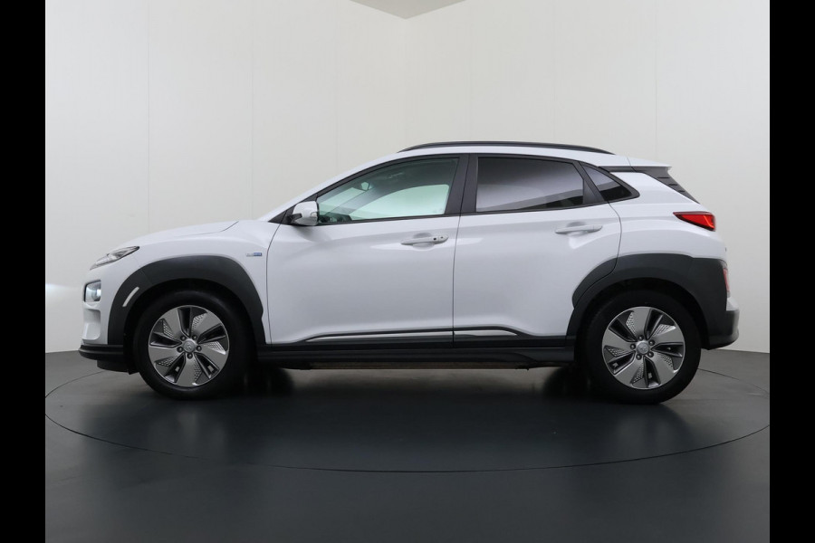Hyundai Kona EV Premium 64 kWh SOH 100% | 3-FASE | WARMTEPOMP | LEDER | STOEL VERWARM, VENTILATIE | CAMERA | RIJKLAAR INCL. 12 MND BOVAG GARANTIE