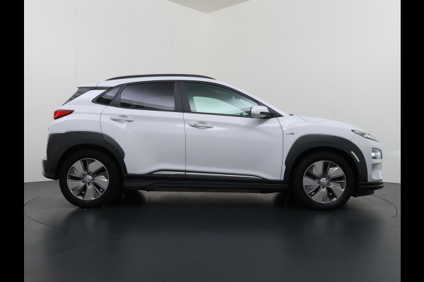 Hyundai Kona EV Premium 64 kWh SOH 100% | 3-FASE | WARMTEPOMP | LEDER | STOEL VERWARM, VENTILATIE | CAMERA | RIJKLAAR INCL. 12 MND BOVAG GARANTIE