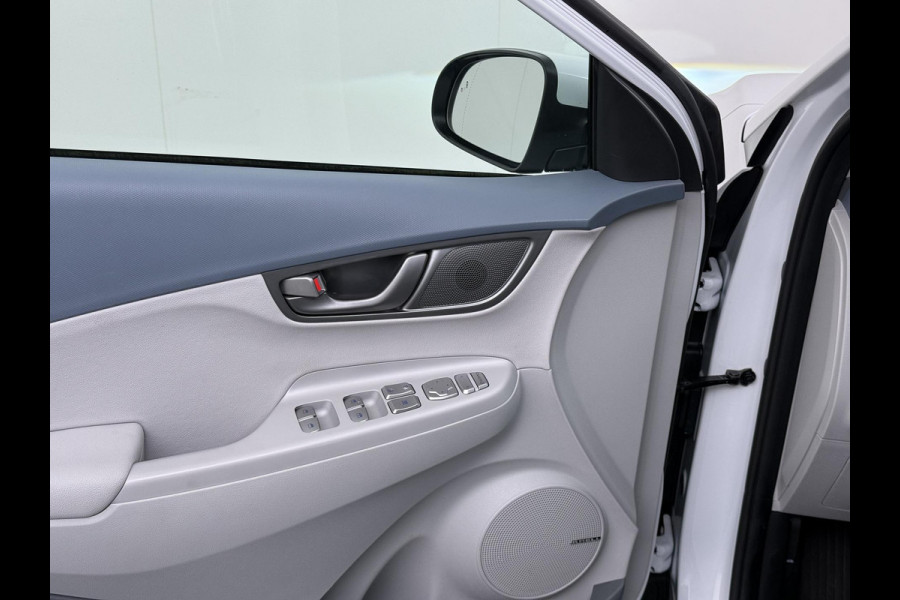 Hyundai Kona EV Premium 64 kWh SOH 100% | 3-FASE | WARMTEPOMP | LEDER | STOEL VERWARM, VENTILATIE | CAMERA | RIJKLAAR INCL. 12 MND BOVAG GARANTIE