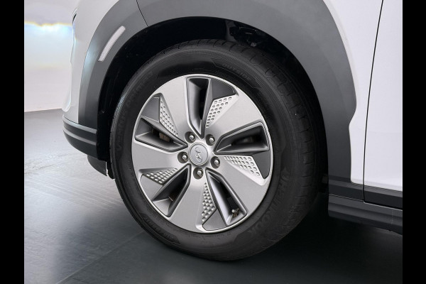 Hyundai Kona EV Premium 64 kWh SOH 100% | 3-FASE | WARMTEPOMP | LEDER | STOEL VERWARM, VENTILATIE | CAMERA | RIJKLAAR INCL. 12 MND BOVAG GARANTIE
