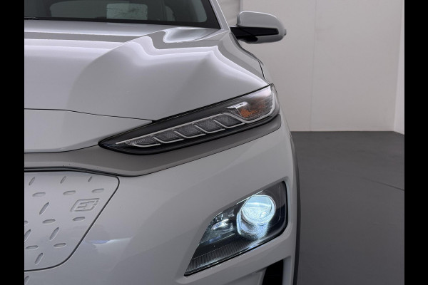 Hyundai Kona EV Premium 64 kWh SOH 100% | 3-FASE | WARMTEPOMP | LEDER | STOEL VERWARM, VENTILATIE | CAMERA | RIJKLAAR INCL. 12 MND BOVAG GARANTIE