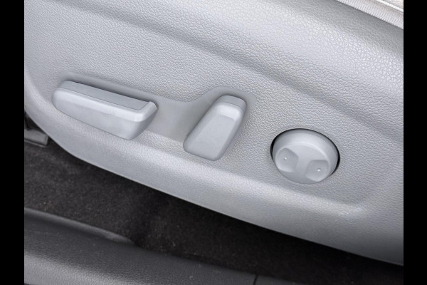 Hyundai Kona EV Premium 64 kWh SOH 100% | 3-FASE | WARMTEPOMP | LEDER | STOEL VERWARM, VENTILATIE | CAMERA | RIJKLAAR INCL. 12 MND BOVAG GARANTIE