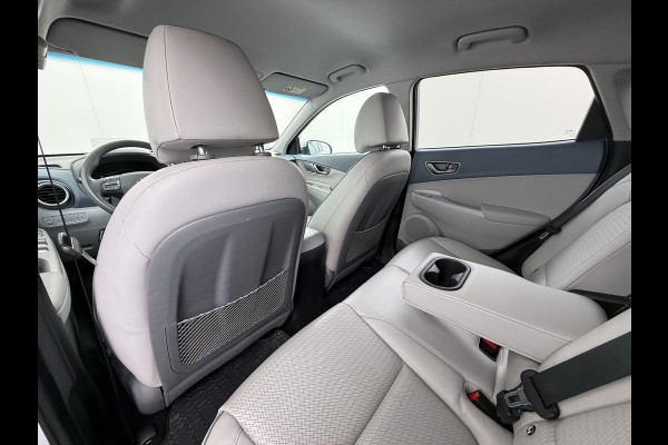Hyundai Kona EV Premium 64 kWh SOH 100% | 3-FASE | WARMTEPOMP | LEDER | STOEL VERWARM, VENTILATIE | CAMERA | RIJKLAAR INCL. 12 MND BOVAG GARANTIE