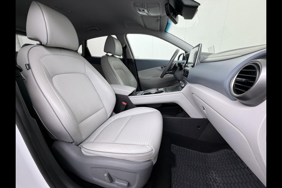 Hyundai Kona EV Premium 64 kWh SOH 100% | 3-FASE | WARMTEPOMP | LEDER | STOEL VERWARM, VENTILATIE | CAMERA | RIJKLAAR INCL. 12 MND BOVAG GARANTIE