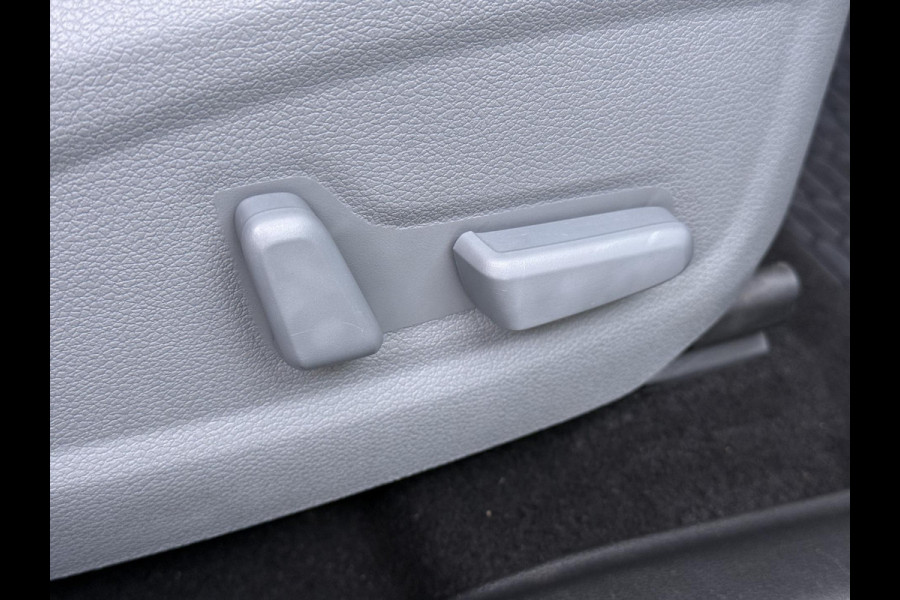 Hyundai Kona EV Premium 64 kWh SOH 100% | 3-FASE | WARMTEPOMP | LEDER | STOEL VERWARM, VENTILATIE | CAMERA | RIJKLAAR INCL. 12 MND BOVAG GARANTIE