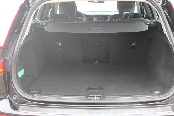 Volvo V60 B3 163PK Automaat Momentum Advantage Lederen bekleding / Apple Carplay / Cruise control / Stoelverwarming / Stuurwielverwarming / lichtmetalen velgen / Road Sign information