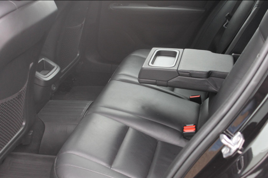 Volvo V60 B3 163PK Automaat Momentum Advantage Lederen bekleding / Apple Carplay / Cruise control / Stoelverwarming / Stuurwielverwarming / lichtmetalen velgen / Road Sign information