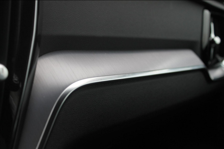 Volvo V60 B3 163PK Automaat Momentum Advantage Lederen bekleding / Apple Carplay / Cruise control / Stoelverwarming / Stuurwielverwarming / lichtmetalen velgen / Road Sign information