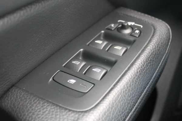Volvo V60 B3 163PK Automaat Momentum Advantage Lederen bekleding / Apple Carplay / Cruise control / Stoelverwarming / Stuurwielverwarming / lichtmetalen velgen / Road Sign information