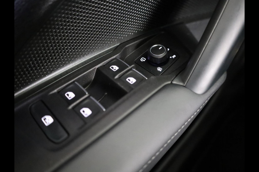 Volkswagen Tayron 1.5 eHybrid R-Line Edition 204 pk Automaat (DSG) | Verlengde garantie | Navigatie | Panoramadak | Trekhaak (wegklapbaar) | Parkeersensoren (Park assist) | Rondomzicht camera | Black Style pakket | R-Line |