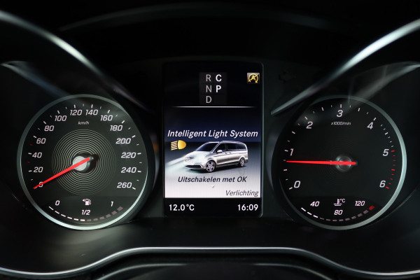 Mercedes-Benz V-Klasse 300d Extra Lang DC AMG Line | Avantgarde | Burmester | Trekhaak | Leder | Sfeerverlichting | Dodehoekassistent | Surround Camera | Spoorassistent | Stoelverwarming | Intelligent Light System |